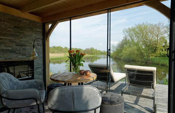 Grote foto houten tuinkamer tuin en terras veranda en overkappingen