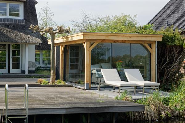 Grote foto houten tuinkamer tuin en terras veranda en overkappingen