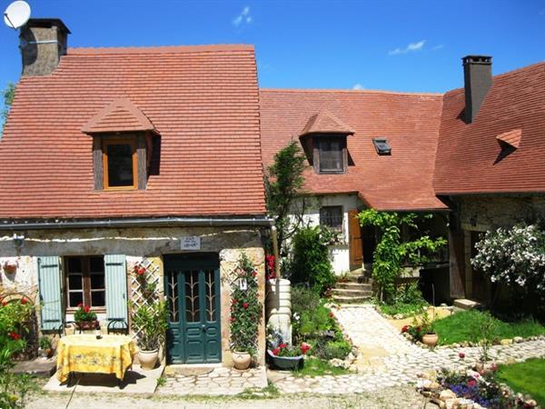 Grote foto mooie huisjes warm zwembad tuinen zomer 2022 vakantie frankrijk