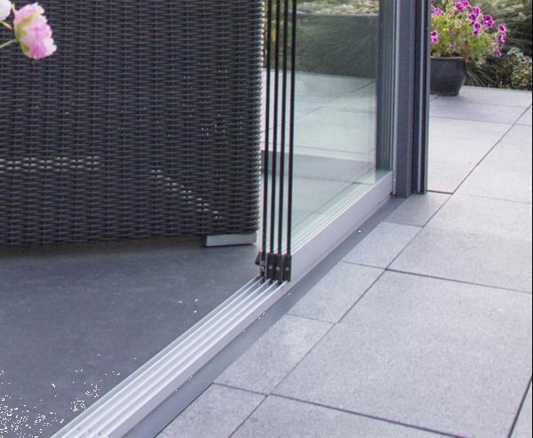 Grote foto glasschuifwand profiline 4 spoor breedte 300 cm tuin en terras tegels en terrasdelen