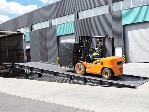 Grote foto nieuwe ferberg mobiele laadbrug van de fabrikant agrarisch frontladers