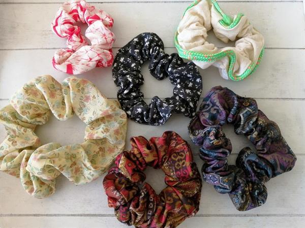 Grote foto set van 6 scrunchies en 2 haarspelden sieraden tassen en uiterlijk haarverzorging