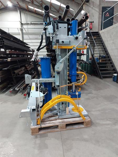 Grote foto 20ton staande kliefmachine houtklover agrarisch bosbouw