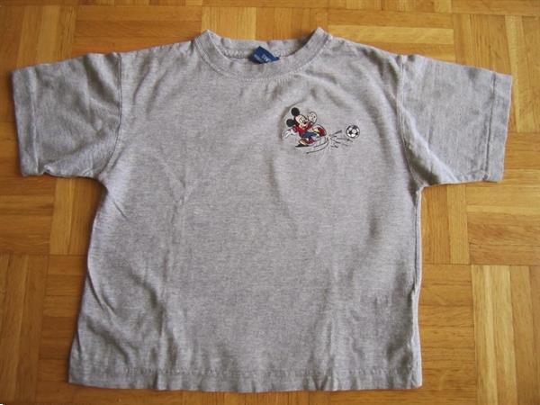 Grote foto lichtgrijs t shirt met voetballende mickey mouse kinderen en baby maat 104