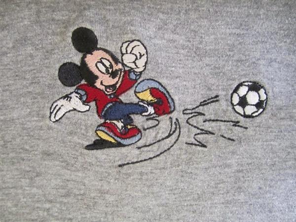 Grote foto lichtgrijs t shirt met voetballende mickey mouse kinderen en baby maat 104