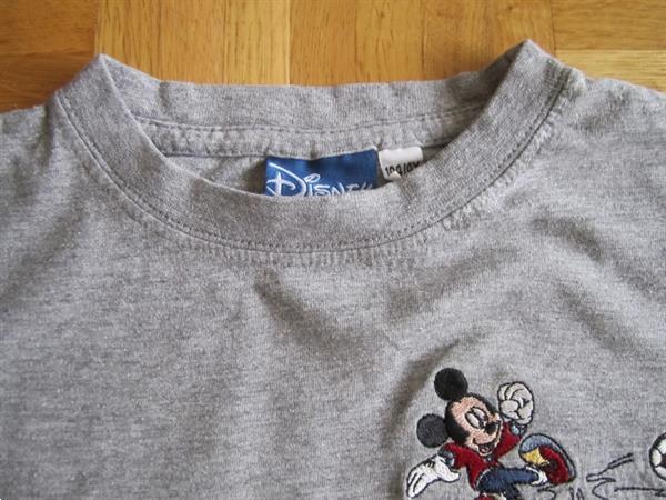 Grote foto lichtgrijs t shirt met voetballende mickey mouse kinderen en baby maat 104