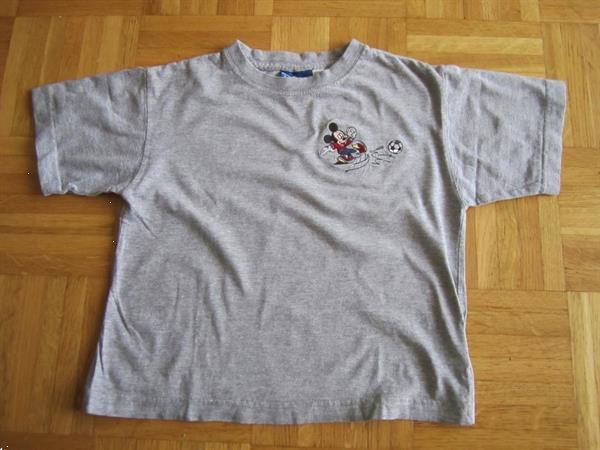 Grote foto lichtgrijs t shirt met voetballende mickey mouse kinderen en baby maat 104