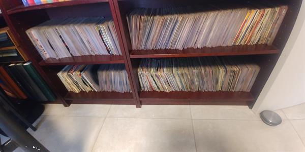 Grote foto dj vinyl collectie met apparatuur muziek en instrumenten platen elpees singles