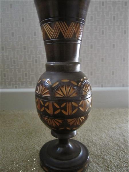 Grote foto houten vaas uit voormalig joegoslavie handsnijwerk antiek en kunst beelden houtsnijwerken