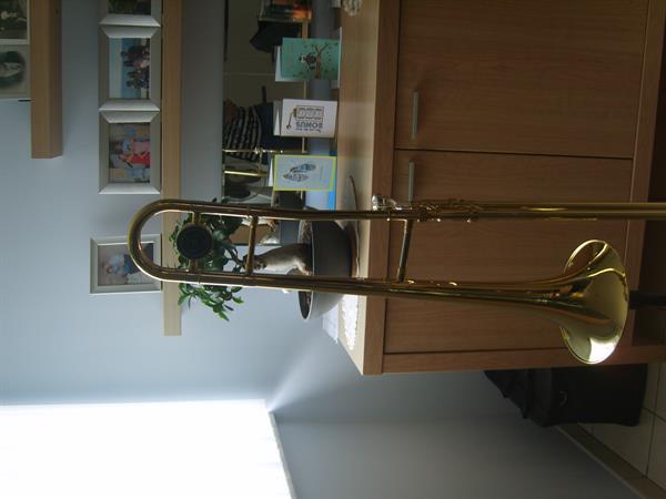 Grote foto tenor schuiftrombone muziek en instrumenten trombones