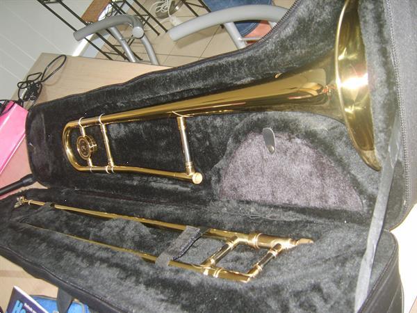 Grote foto tenor schuiftrombone muziek en instrumenten trombones