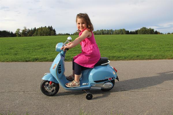 Grote foto ride on vespa gts blauw 12v 460347 kinderen en baby los speelgoed