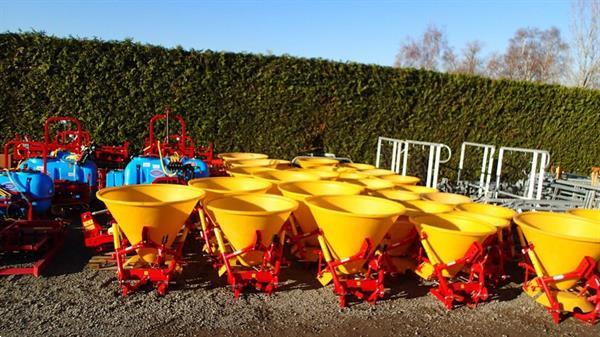 Grote foto jar met 200 300 400 en 500 liter voor winter diensten agrarisch kunstmestrooiers