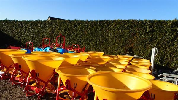 Grote foto jar met 200 300 400 en 500 liter voor winter diensten agrarisch kunstmestrooiers