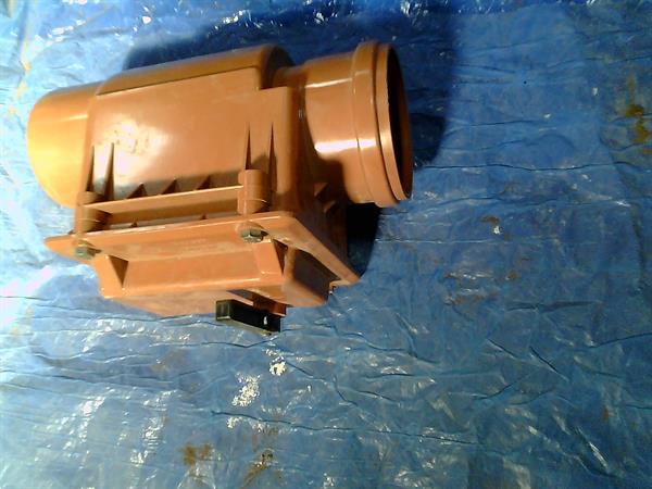 Grote foto afvoer van water naar de straat diensten en vakmensen klussen in en om het huis