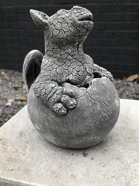 Grote foto stenen figuur dinosaurus baby in het ei draak figuur dier antiek en kunst kunst