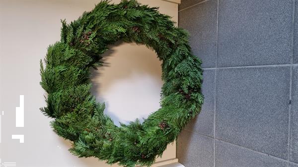 Grote foto kerstkransen van fris sparrengroen tuin en terras bloemen en planten