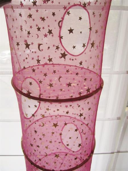 Grote foto roze hangend pop up opbergsysteem voor meisjes kinderen en baby inrichting en decoratie