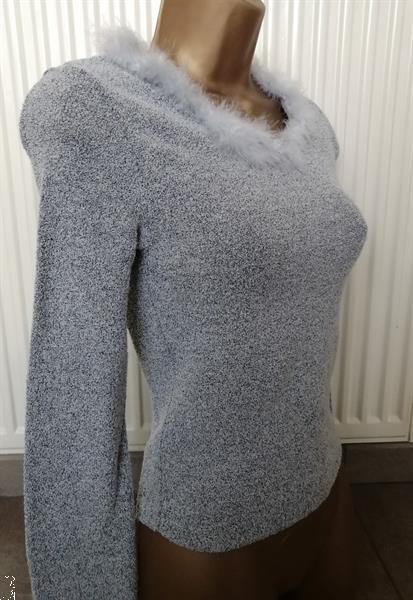Grote foto grijs gemeleerd truitje met donsveertjes kleding dames tops