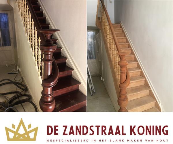 Grote foto houten trap en gebinten blank luchtgommen doe het zelf en verbouw trappen en liften