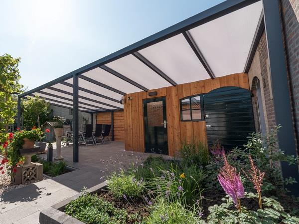 Grote foto profiline veranda 600x300 cm opaal polycarbonaat dak ant tuin en terras tegels en terrasdelen