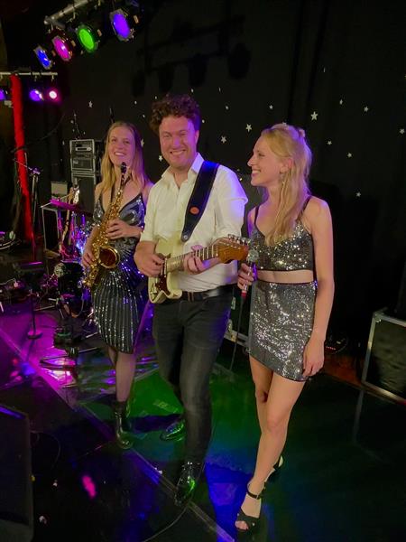 Grote foto cover party band marconi sound machine diensten en vakmensen entertainment