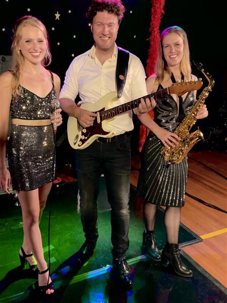 Grote foto cover party band marconi sound machine diensten en vakmensen entertainment