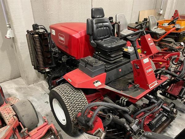 Grote foto graszitmaaiertoro professioneel tuin en terras tuingereedschap