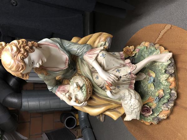 Grote foto porceleine vrouw met eend antiek en kunst decoraties