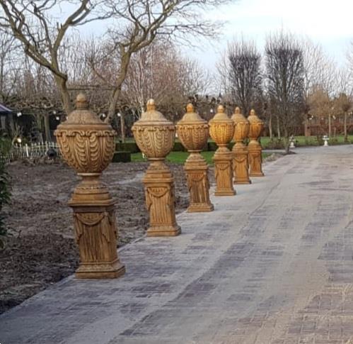 Grote foto tuinvaas met deksel op zuil oud roest look tuin en terras bloembakken