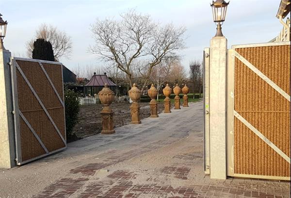 Grote foto tuinvaas met deksel op zuil oud roest look tuin en terras bloembakken