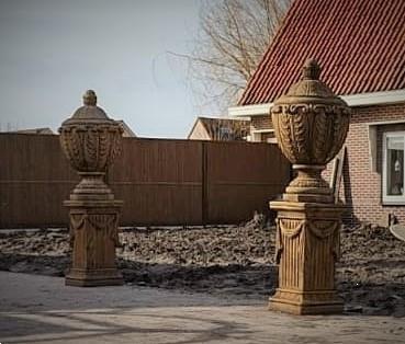 Grote foto tuinvaas met deksel op zuil oud roest look tuin en terras bloembakken