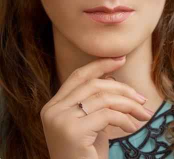 Grote foto zilveren ring met zirkonia s en ovaalvormige granaat edelste kleding dames sieraden
