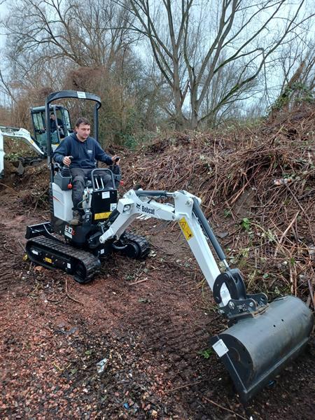 Grote foto minigraver te huur diensten en vakmensen verhuur gereedschap en machines