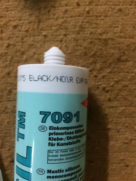 Grote foto dowsel 7091 siliconenlijm zwart voor kunststof doe het zelf en verbouw isolatie en afdichting