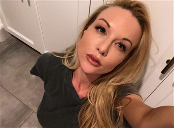 Grote foto gezelligheid is belangrijk contacten en berichten vrouw zoekt man