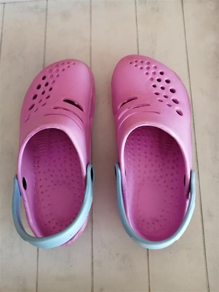 Grote foto roze schoentjes met lichtblauw type crocs mt 28 kinderen en baby schoentjes en sokjes