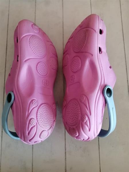 Grote foto roze schoentjes met lichtblauw type crocs mt 28 kinderen en baby schoentjes en sokjes