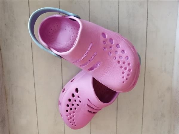 Grote foto roze schoentjes met lichtblauw type crocs mt 28 kinderen en baby schoentjes en sokjes