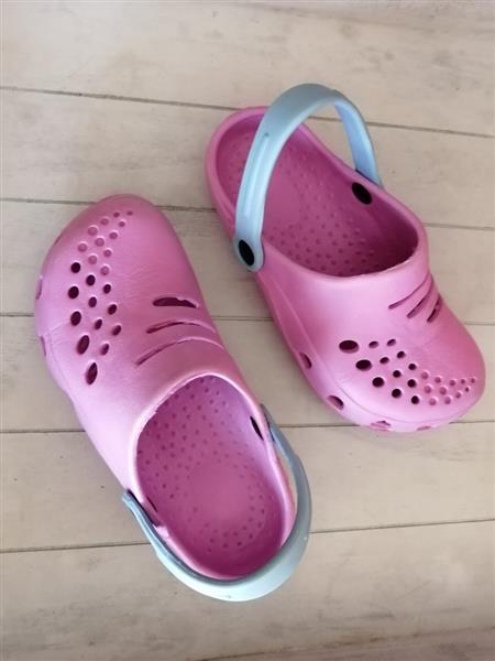 Grote foto roze schoentjes met lichtblauw type crocs mt 28 kinderen en baby schoentjes en sokjes