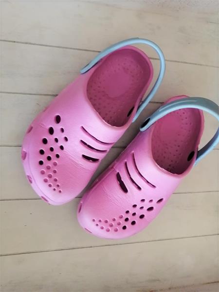 Grote foto roze schoentjes met lichtblauw type crocs mt 28 kinderen en baby schoentjes en sokjes