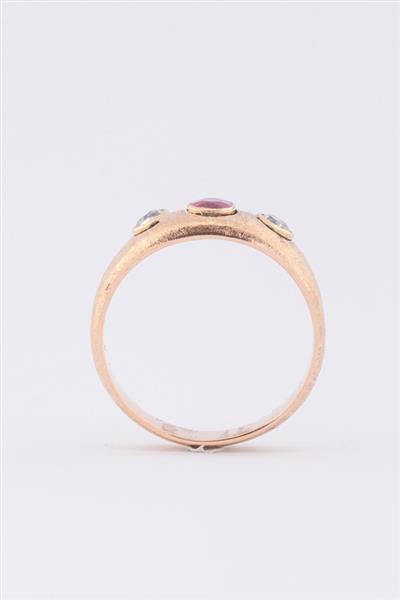 Grote foto gouden band ring met een robijn en briljanten kleding dames sieraden