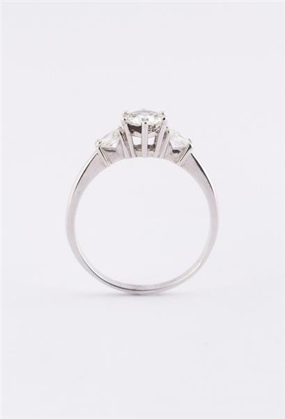 Grote foto wit gouden ring met een briljant en markies diamanten kleding dames sieraden