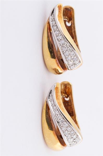 Grote foto gouden oorhangers met in elk 16 briljanten kleding dames sieraden