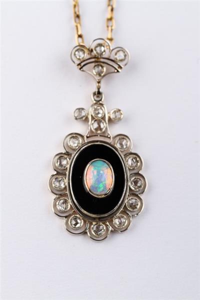 Grote foto antieke gouden hanger met opaal onyx en diamant aan gouden kleding dames sieraden