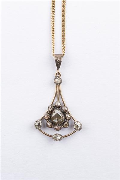 Grote foto antieke gouden hanger met roos geslepen diamanten aan gouden kleding dames sieraden