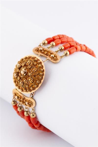 Grote foto antieke bloedkoralen armband aan gouden sluiting kleding dames sieraden