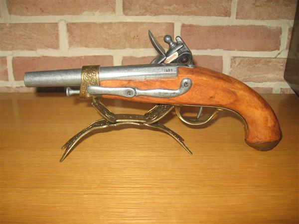 Grote foto decoratie replica antiek pistool met staander antiek en kunst gereedschap en instrumenten