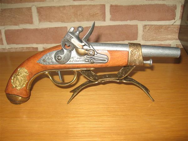 Grote foto decoratie replica antiek pistool met staander antiek en kunst gereedschap en instrumenten