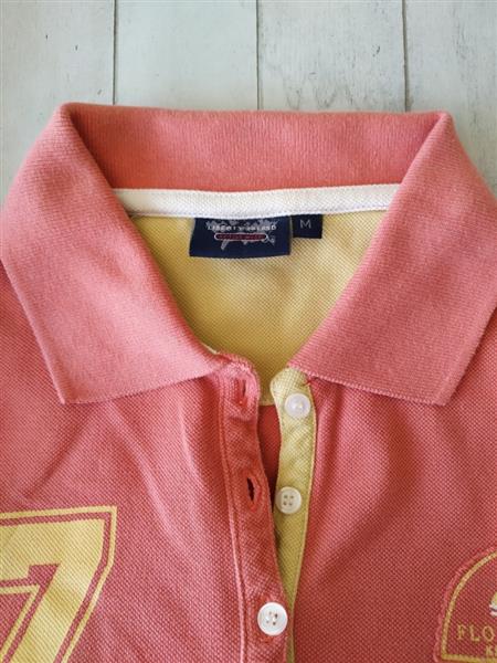 Grote foto pompelmoeskleurige polo met sportieve print kleding dames t shirts